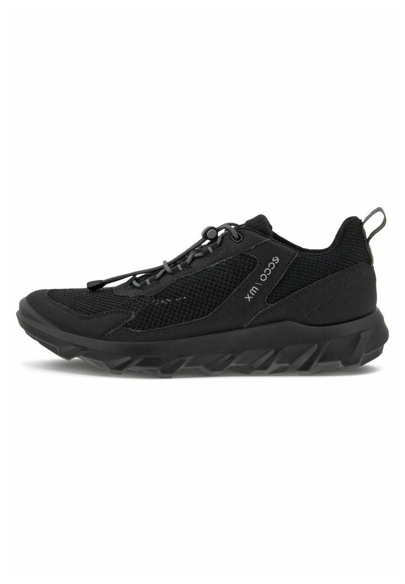 Scarpa da atletica nera con tomaia in mesh traspirante, dettagli testurizzati, lacci elastici e suola robusta con un motivo frastagliato.