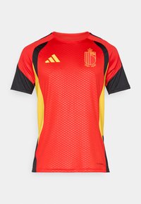 Raudona trumpomis rankovėmis marškinėliai su juodais ir geltonais akcentais, turi tekstūrinį raštą, Adidas logotipą ir centrinį emblema.