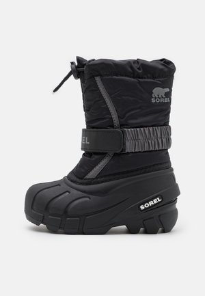 Zwarte geïsoleerde winterboot met een slank, afgerond ontwerp. Beschikt over een zachte bovenkant, rubberen zool, verstelbaar trekkoord en merklogo aan de zijkant.