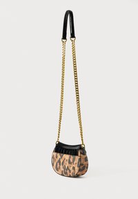 Torba za preko ramena s leopard uzorkom, crnim teksturiranim preklopom, zlatnom lancem i kontrastnim materijalima, s okruglim oblikom i sjajnim akcentima.