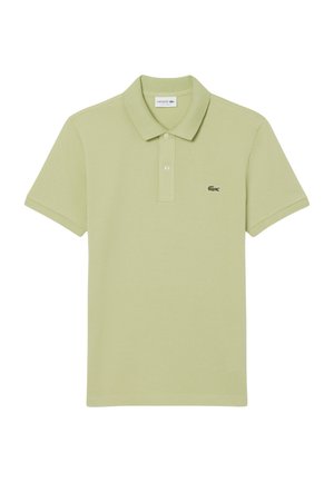 Polo vert clair à manches courtes avec deux boutons et petit logo crocodile brodé sur le côté gauche de la poitrine.