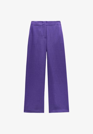 Spodnie o szerokich nogawkach w jasnym kolorze fioletowym, wykonane z teksturowanej tkaniny. Cechują się płaskim pasem i luźnym krojem, idealne do noszenia na co dzień.