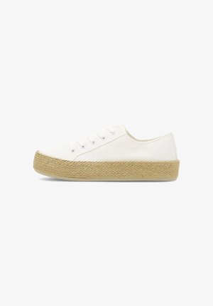 Zapatillas de lona blancas con una suela de yute trenzado texturizado. Cuenta con seis ojales y un diseño de punta redonda.