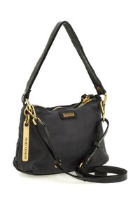 Borsa a tracolla in pelle nera con hardware dorato, doppie maniglie, chiusura con zip e un'etichetta con il marchio "Caterina Lucchi".
