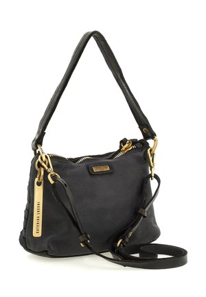 Borsa a tracolla in pelle nera con hardware dorato, doppie maniglie, chiusura con zip e un'etichetta con il marchio "Caterina Lucchi".