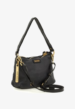 Borsa a tracolla in pelle nera con hardware dorato, doppie maniglie, chiusura con zip e un'etichetta con il marchio "Caterina Lucchi".