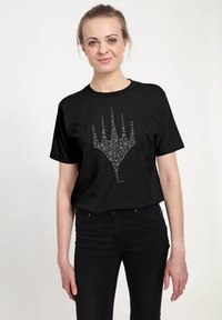 Czarny bawełniany t-shirt z szarym graficznym wzorem przedstawiającym rękę w kształcie liścia, otoczoną kwiatowymi wzorami, okrągły dekolt, krótki rękaw.