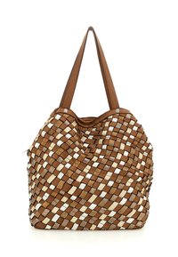 Borsa a tracolla in pelle marrone con design intrecciato, caratterizzata da fasce metalliche dorate, argentate e bronzate, doppie spalline e dettagli di cucitura sottili.