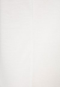 Bílý bavlněný materiál s hladkou texturou, který má jemný vzor tkaní a čistý, jednotný vzhled. Žádné viditelné ozdoby.