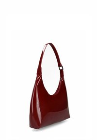 Sac à épaule en cuir verni rouge avec un design courbé, finition brillante et une seule sangle réglable. Il dispose d'une fermeture éclair pour plus de sécurité.