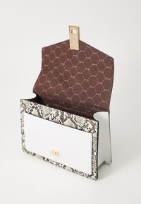Borsa a stampa serpente con pannello frontale bianco e hardware dorato. Interno in tessuto marrone con motivo logo ripetuto. Design aperto.