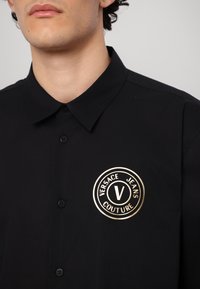 Versace Jeans Couture POP BASIC SOFT - Camicia - black/gold