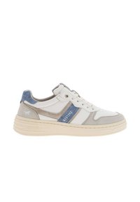 Sneaker bianca e grigia chiara con accenti in denim, camoscio testurizzato e pelle liscia. Presenta una punta rotonda e una suola in gomma spessa.
