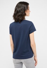 Marineblaue Baumwoll-T-Shirt mit kurzen Ärmeln, Rundhalsausschnitt und glatter Textur. Die Rückansicht zeigt ein einfaches Design ohne Verzierungen.