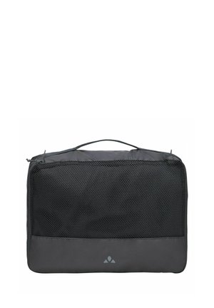 Zwarte rechthoekige inpakzak met een gaaspaneel aan de voorkant en een draaghendel bovenop, tegen een witte achtergrond.