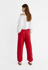 Stradivarius PLUSH BOYFRIEND JOGGERS - Jogginghose - red