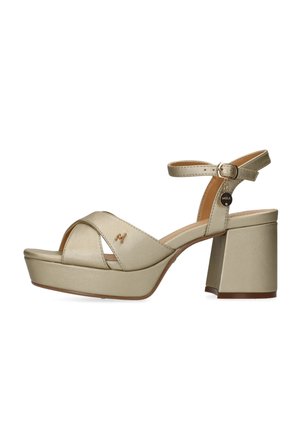 Guld faux læder platformsandaler med bredt krydset bånd, justerbar ankelrem og en chunky hæl. Medfølgende logo vedhæng.