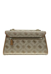 Borsa a tracolla in tessuto beige con accenti marroni, decorata con un motivo, presenta una patta superiore e una catena dorata per la spalla con una zip frontale.