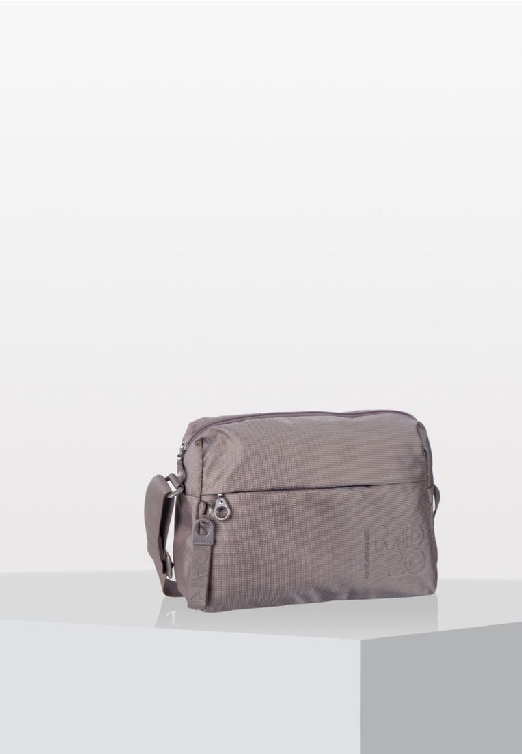 Borsa a tracolla grigia in nylon con superficie testurizzata, tasca con zip frontale, tracolla regolabile e dettaglio del logo impresso.