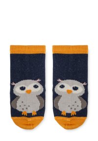 Kindersocken in Dunkelblau mit einem Eulendesign. Orangefarbene Akzente am Bündchen und an der Spitze. Weiches Strickmaterial. Die Eule hat einen grauen Körper und ein weißes Gesicht.