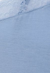 Tessuto azzurro chiaro con una consistenza morbida, rifinito da un delicato pizzo lungo il bordo superiore. Il pizzo presenta motivi intricati.