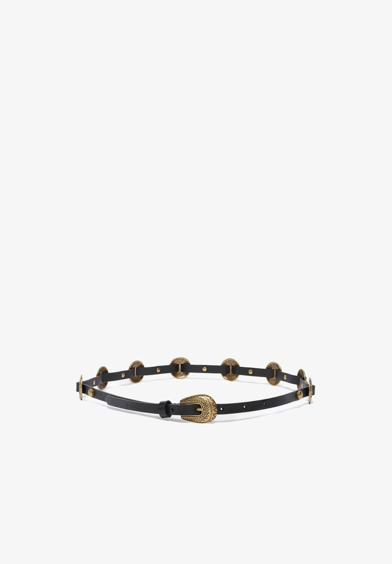 Zwarte leren riem met gouden ronde accenten en een decoratieve gouden gesp. Verstelbare lengte met zichtbare hardwaredetails.