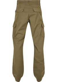 Pantalon cargo marron avec des poches à rabat sur les côtés et à l'arrière, poignets élastiqués et passants de ceinture à la taille.