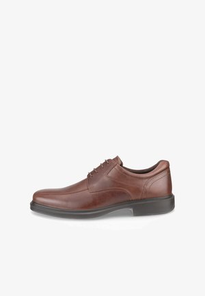 Brauner Herrenschuh aus Leder mit Schnürsenkeln und schwarzer Sohle, von der Seite auf weißem Hintergrund dargestellt.