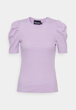 Lilla kortærmet t-shirt med puffede skuldre, ribbet tekstur og rund halsudskæring. Lappen læser "PIECES."