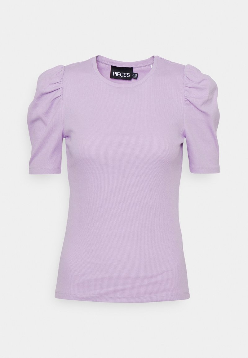 T-shirt lilas à manches courtes avec épaules bouffantes, texture côtelée et col rond. L'étiquette indique "PIECES."