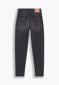 Jeans de mezclilla negra con un diseño ajustado. Las características incluyen dos bolsillos traseros con un patrón de costura distintivo y una etiqueta de cuero marrón en la cintura.