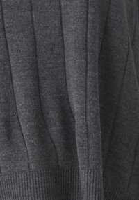 Dunkelgrauer Strickpullover mit vertikaler Rippstruktur, einem weichen Erscheinungsbild und dicken Rippbündchen am Saum.