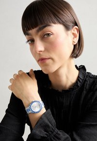 Valitud, silver-coloured