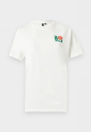 T-shirt blanc à manches courtes avec un petit motif de fleur rouge et de feuilles vertes sur la poitrine à gauche.