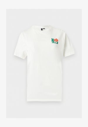 Λευκό κοντομάνικο T-shirt με ένα μικρό κόκκινο λουλούδι και πράσινα φύλλα στην αριστερή περιοχή του στήθους.