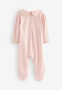 Romper rosa de manga larga con un cuello con volantes, tapeta de cinco botones y diseño con pies. Fabricado en una tela suave con una textura lisa.