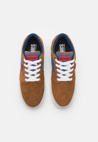 Etnies BARGE - Sportcipő - brown/blue
