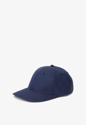 Șapcă albastru marin cu un model texturat, vizieră curbată și design cu șase panouri. Dispune de orificii pentru ventilație și o etichetă în partea din spate.