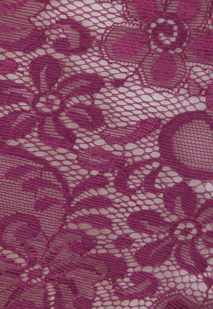 Komplexes lilafarbenes Spitzengewebe mit floralen Mustern und Netzdetails, das eine filigrane Textur und Handwerkskunst zeigt.