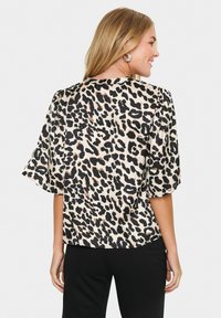 Halenka s leopardím vzorom s krátkymi rozšírenými rukávmi, okrúhlym výstrihom a ľahkým, hladkým materiálom v pieskových a čiernych odtieňoch.