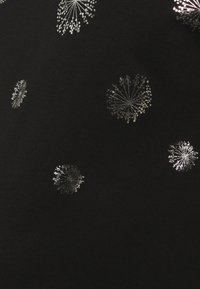 Tecido preto com padrão de impressão de puff de dente-de-leão metálico prateado. Os accents texturizados criam profundidade contra a superfície suave.