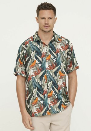 Chemise à manches courtes avec un motif vibrant de feuilles tropicales et d'oiseaux en vert, orange et rouge sur fond blanc, dotée d'une fermeture à boutons.