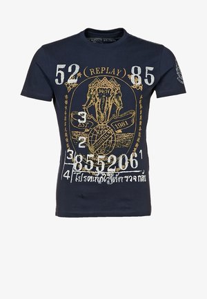 Tmavě modré bavlněné tričko s velkým grafickým motivem slona, bílým a zlatým textem a různými číselnými potisky. Krátké rukávy a kulatý výstřih.