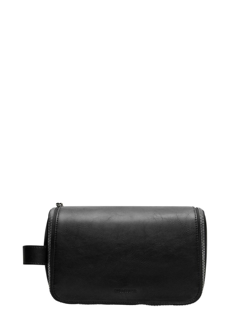 Nella borsa da toiletta in pelle nera con texture liscia, chiusura con zip e manico laterale, si presenta un design minimalista con branding impresso.