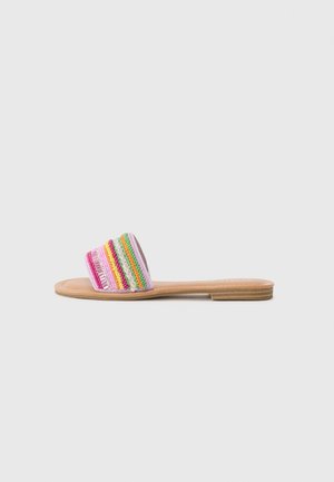 Flad sandal med en tanfarvet sål og en bred stofrem dekoreret med farverige perler i pink, orange, gul, grøn og hvide striber.
