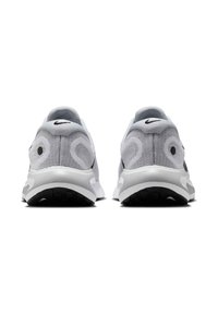 Scarpe sportive bianche con tomaia in rete, con il logo Nike nero. Design con retro arrotondato, dettagli grigi e suola in gomma con tassellatura per aderenza.
