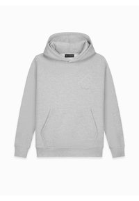 Grijze hoodie met een frontale buidelzak, ribgebreide manchetten en een subtiele reliëflogo op de borst. Zachte katoenmix stof.