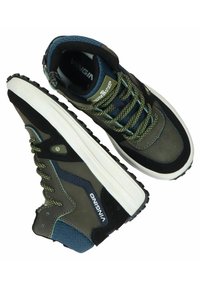 Groene en zwarte wandelschoenen met een gestructureerde stof bovenwerk, gevoerde kraag en witte zool; heeft versterkte neus en patroon veters.