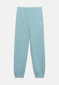 Φόρμες με ελαστική μέση σε ανοιχτό γαλάζιο χρώμα, με ελαστικές μανσέτες και μικρό λευκό λογότυπο Puma στο επάνω αριστερό μηρό.