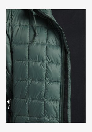 Zelená páperová bunda, prešívaný dizajn s lesklým povrchom. Zipsový predný diel, nastaviteľná kapucňa a čierne vnútorné podšívka. Štruktúrovaná tkanina.
